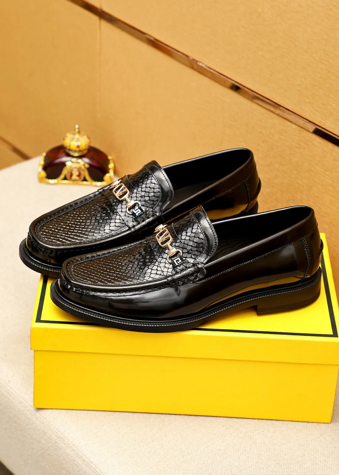 Men's shoes 💰460 💐 Product trademark: FENDI [Fendi] casual leather shoes Regular size: 38-44 (45🉑️customized) Product materials: Selected imported first-layer calfskin embossed upper + luxury hardware buckle, imported cow 🐂 lining. Strong three-dimensional visual effect, rubber outsole Color: 1⃣️color optional